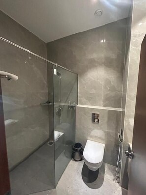 Suihkun ja ammeen yhdistelmä, pyyhkeet, saippua, sampoo