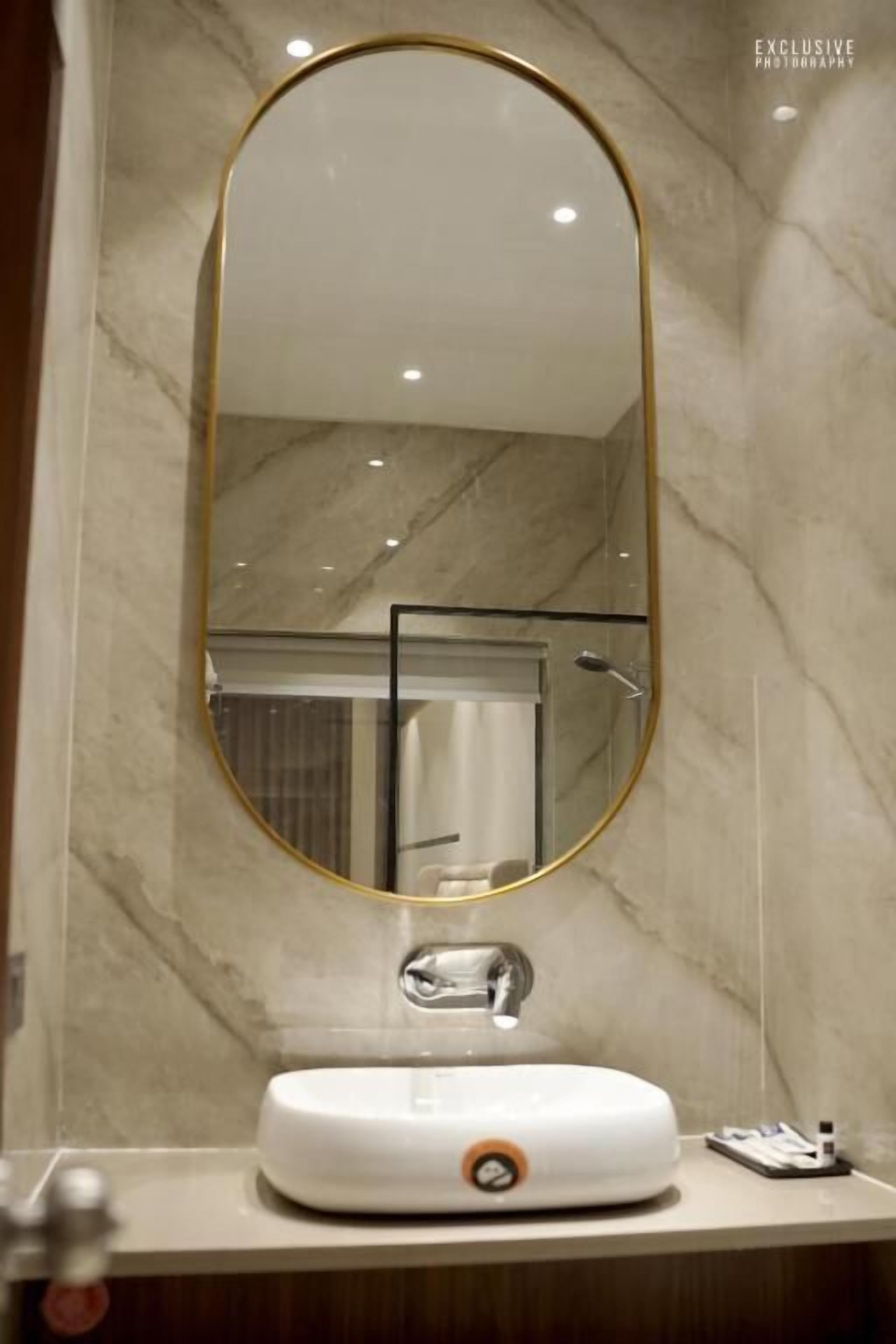 Combined shower/bathtub, towels, soap, shampoo