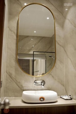 Combined shower/bathtub, towels, soap, shampoo - Majestic Castle (Ludhiana)