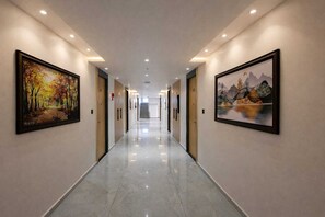 Escritorio, sistema de insonorización y wifi gratis 