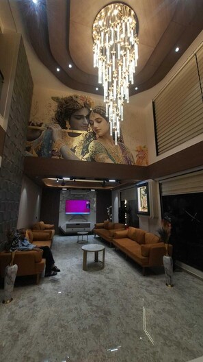 Lobby sitting area - White Panda Hotels Shree Radhe (Dwarka)
