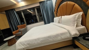 Desk, free WiFi - Hotel Shree Radhe Dwarka (Dwarka)