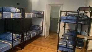 Dormitorio compartido estándar, vistas al patio | Cortinas opacas, tabla de planchar con plancha, wifi gratis