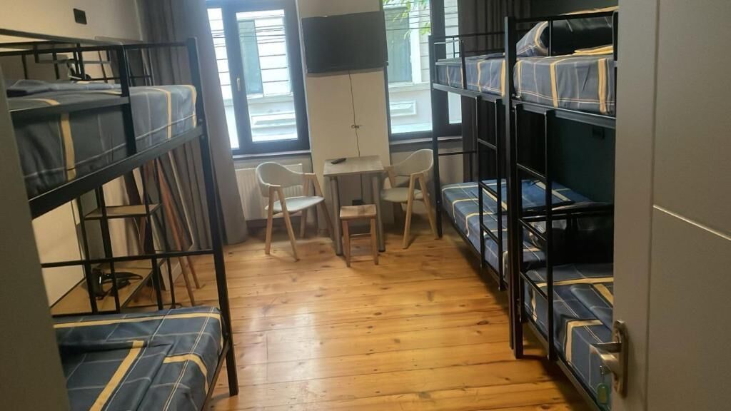 Dormitorio compartido estándar, vistas al patio | Cortinas opacas, tabla de planchar con plancha, wifi gratis