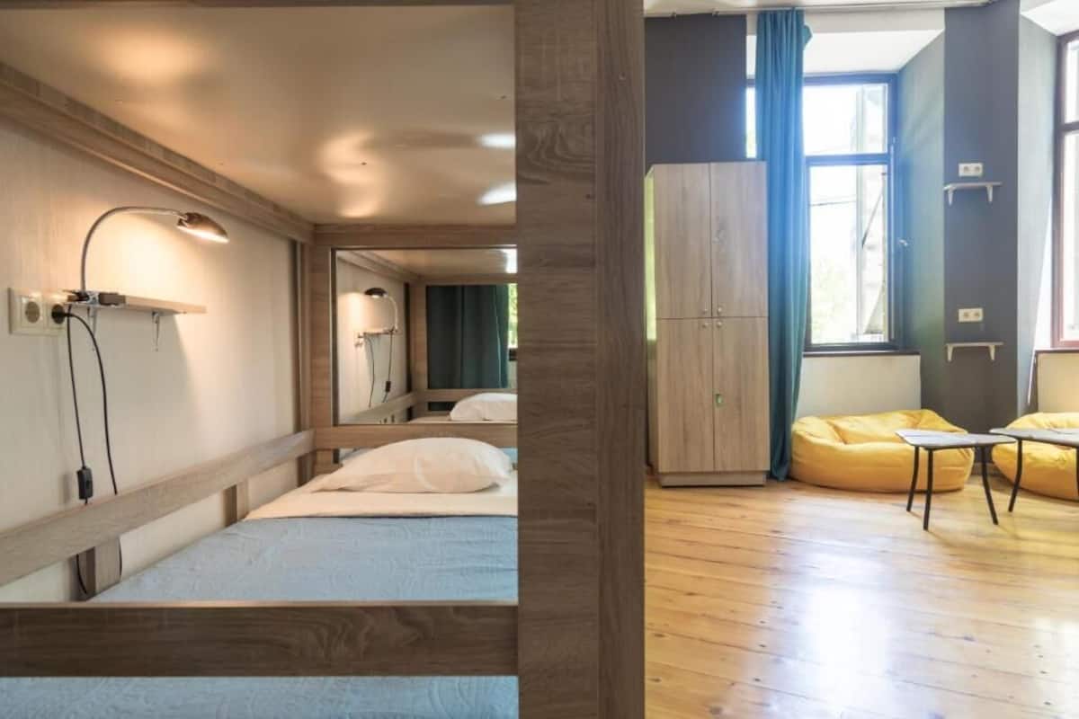 Dormitorio compartido estándar, vistas a la ciudad | Cortinas opacas, tabla de planchar con plancha, wifi gratis