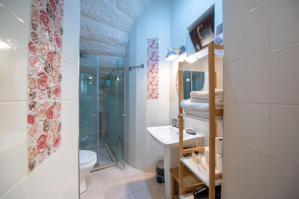 Standard Shared Dormitory, City View | Bathroom