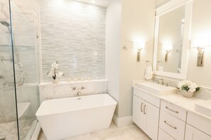 Shower, towels - Newly Renovated 2026-Breathtaking Gulf Views-4 Bedrooms Sleeps 10 (Inlet Beach)