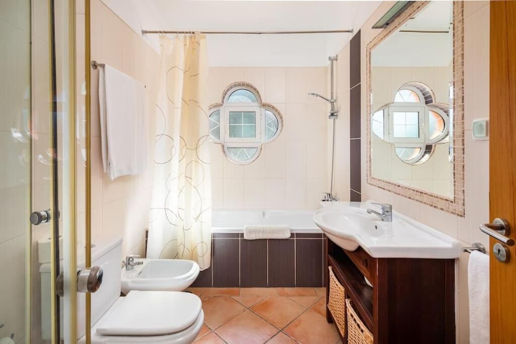 Familienvilla, Gartenblick | Badezimmer | Badewanne und Dusche (separat), kostenlose Toilettenartikel, Handtücher