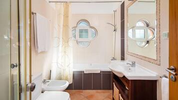 Familienvilla, Gartenblick | Badezimmer | Badewanne und Dusche (separat), kostenlose Toilettenartikel, Handtücher