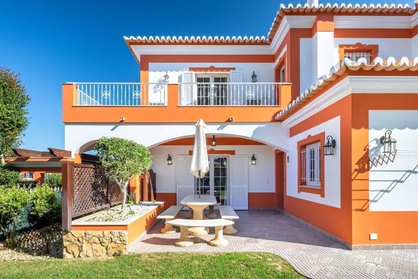 Outdoor dining - Villa Ribeiro I (Olhos de Água)