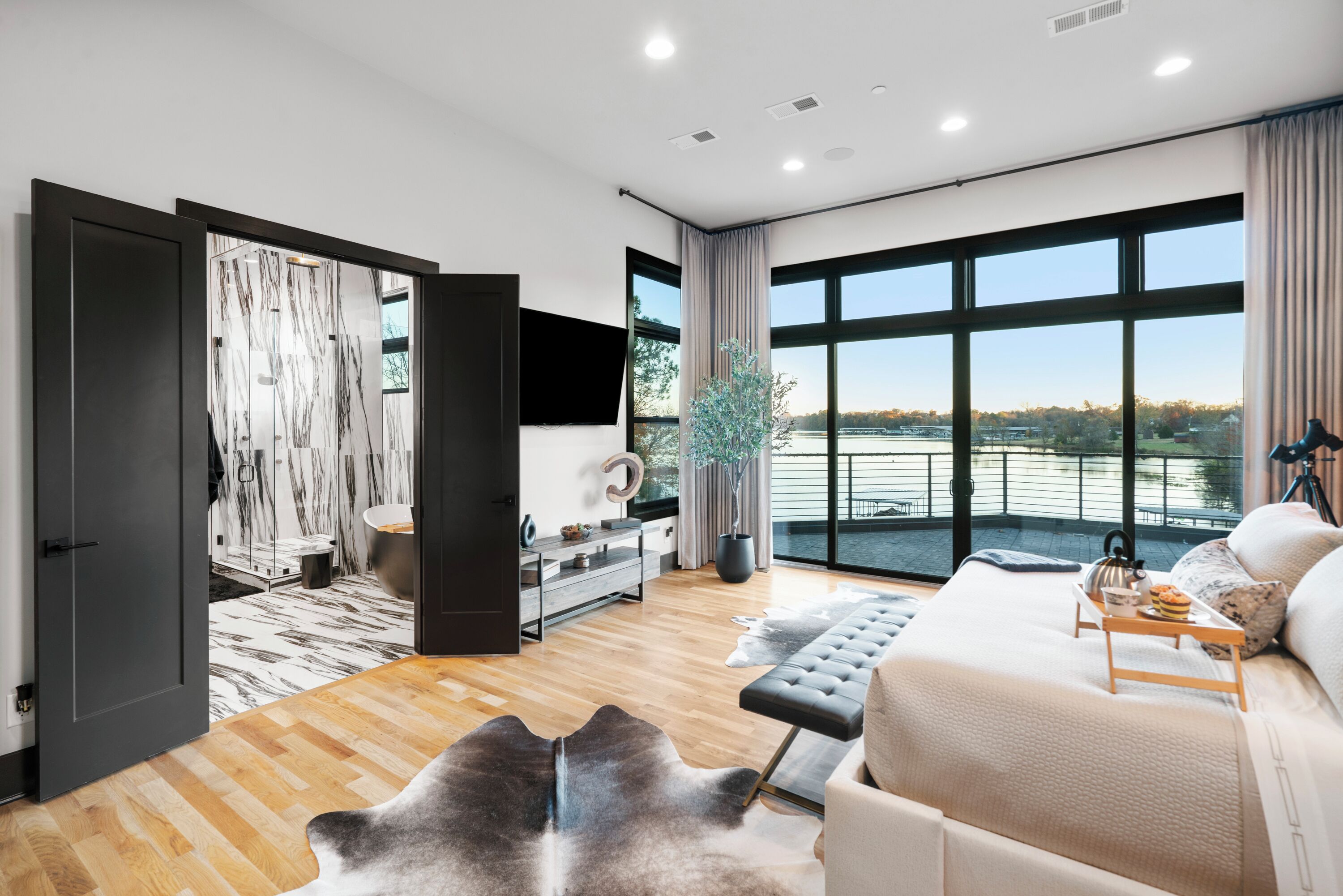 Desk, iron/ironing board, WiFi, bed sheets