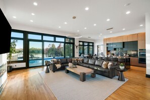 Smart TV y chimenea 