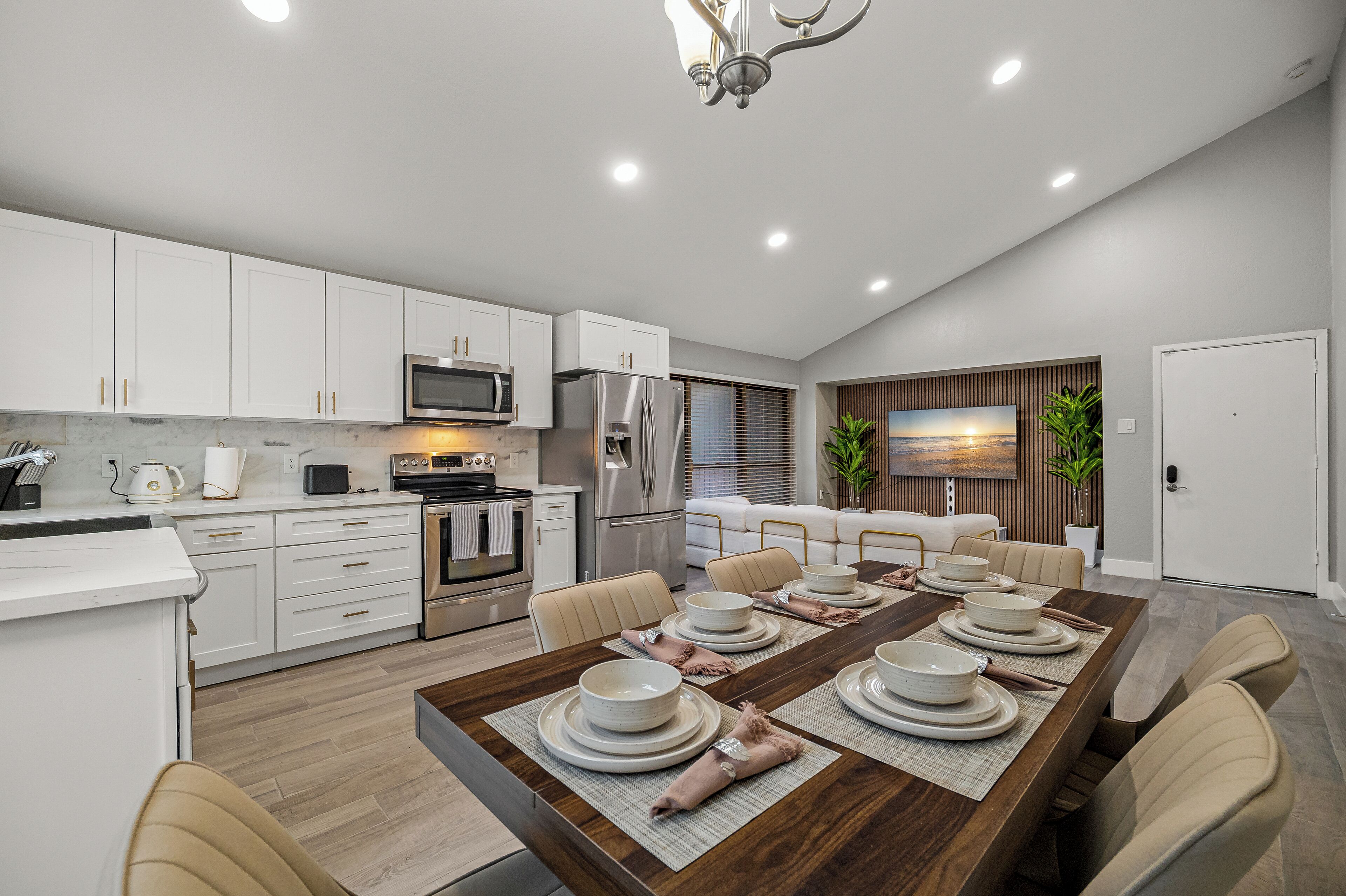 Jääkaappi, mikroaaltouuni, uuni, liesi