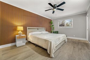 3 bedrooms, iron/ironing board, free WiFi, bed sheets - Pool Oasis Near Airport. Gym, Games. BBQ (San Antonio)