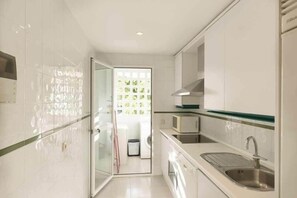 Fridge, microwave, oven, stovetop - Hacienda Nagueles Apartment I Golden Mile Marbella (Marbella)