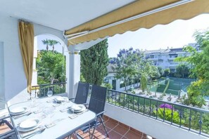 Outdoor dining - Hacienda Nagueles Apartment I Golden Mile Marbella (Marbella)