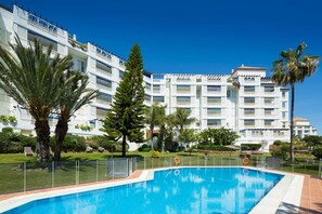 Outdoor pool - Apartment Playa del Duque Gaviotas in Puerto Banus (Marbella)