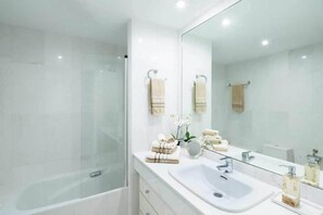 Shower, hair dryer, bidet, towels - Apartment Playa del Duque Gaviotas in Puerto Banus (Marbella)