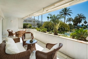 Outdoor dining - Los Granados I Puerto Banus Marbella beach front. (Marbella)