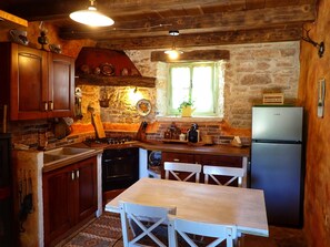 Fridge, oven, stovetop, coffee/tea maker