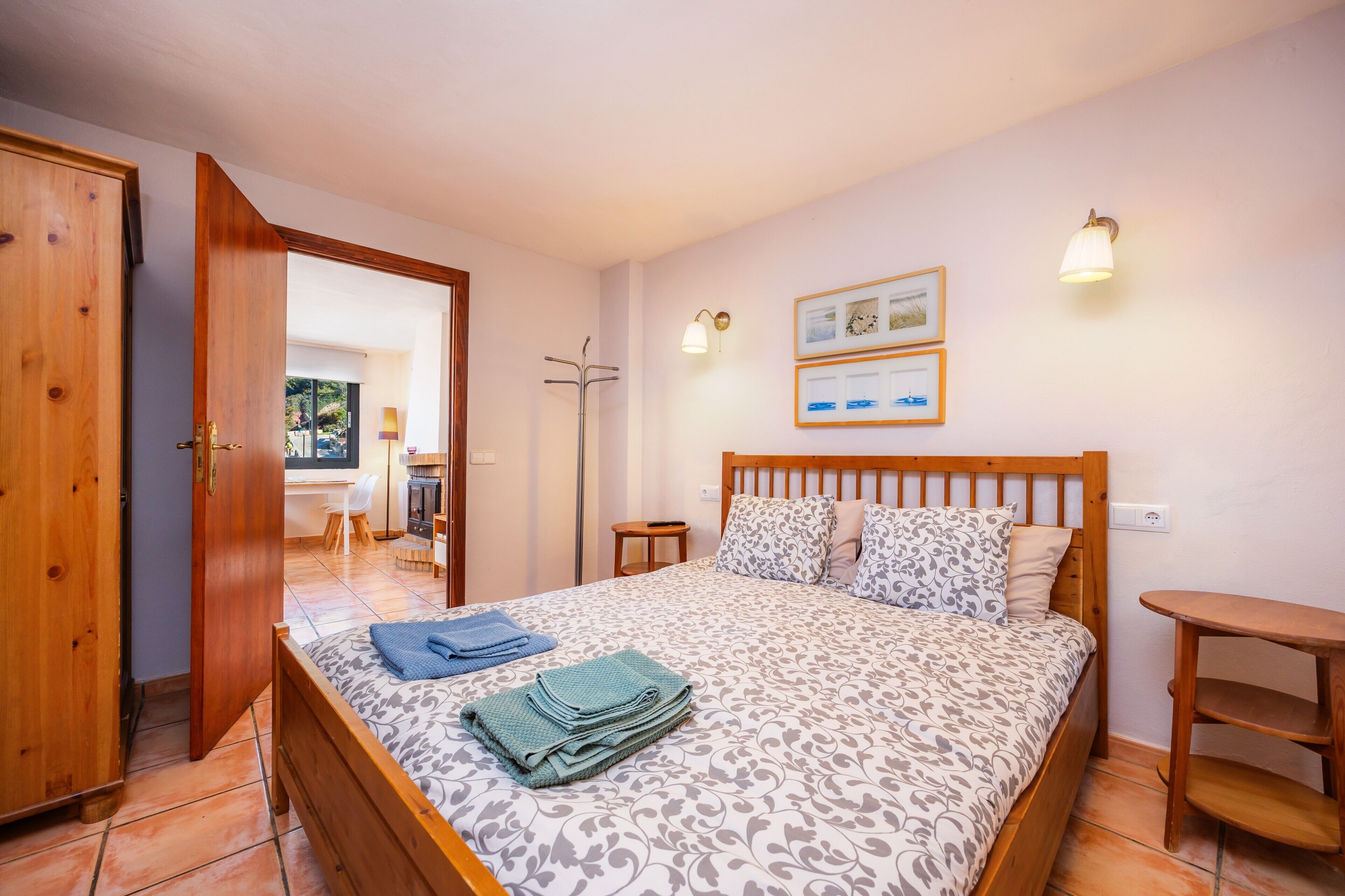 Tabla de planchar con plancha, wifi, ropa de cama