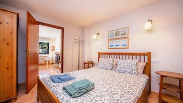 Iron/ironing board, WiFi, bed sheets