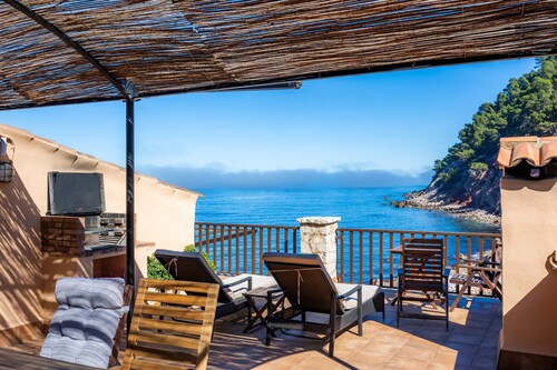 Cozy Cottage with Extraordinary Location Near the Sea