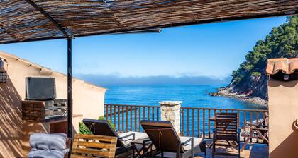 Cozy Cottage with Extraordinary Location Near the Sea