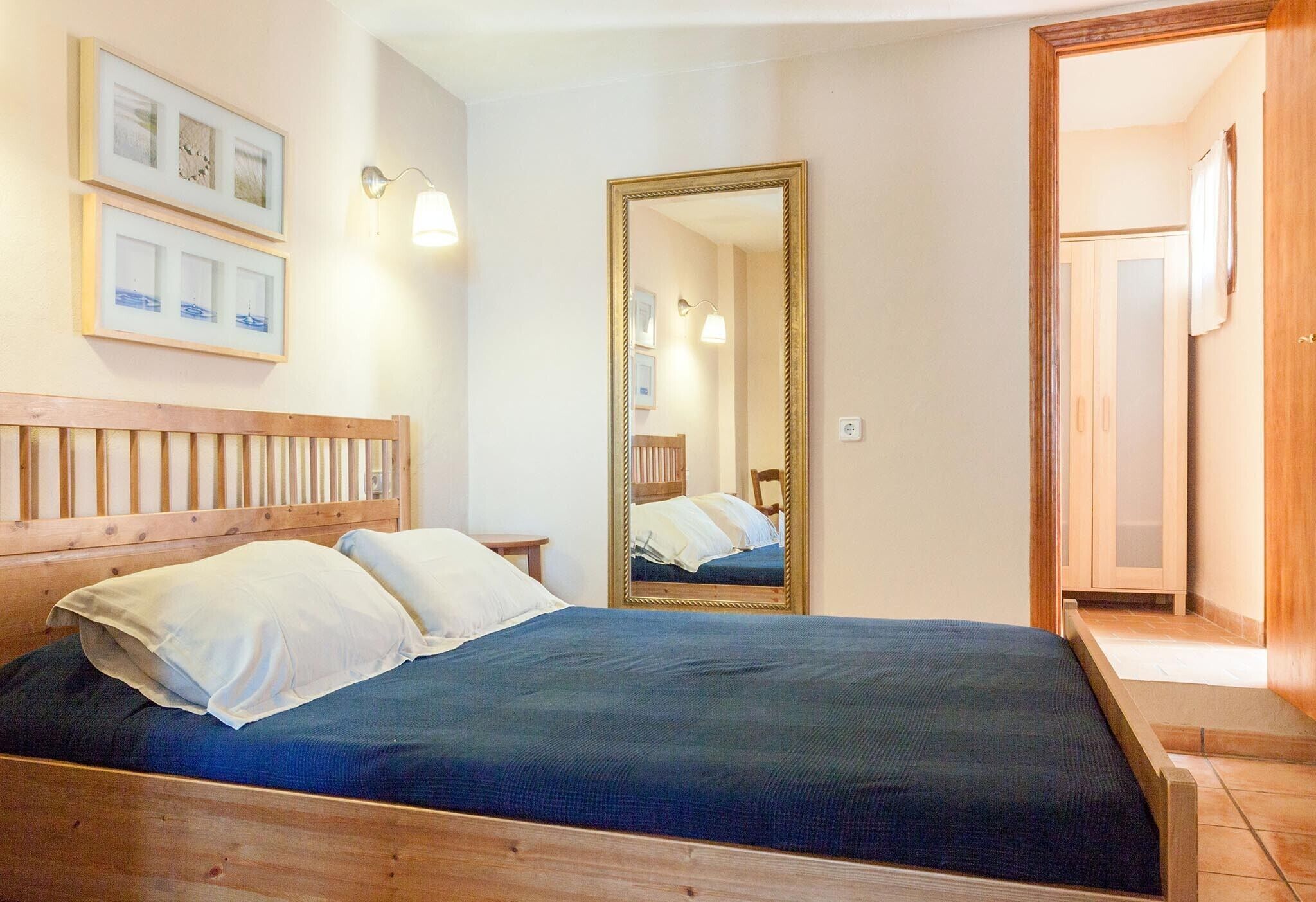 Een strijkplank/strijkijzer, wifi, beddengoed