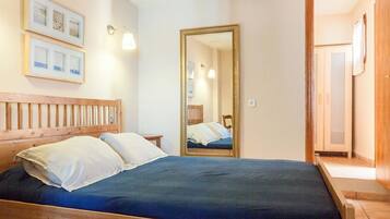 Een strijkplank/strijkijzer, wifi, beddengoed