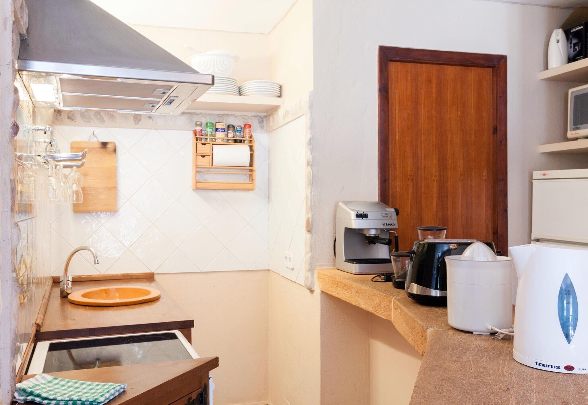 Een koelkast, een magnetron, een oven, een kookplaat