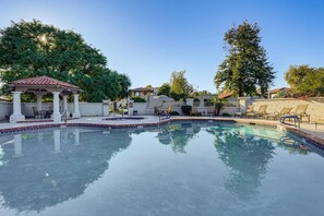 Interior - Steps to Golf & Greenbelt! Elegant Scottsdale Unit (Scottsdale)