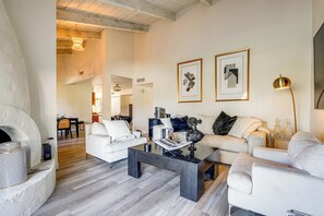 Interior - Steps to Golf & Greenbelt! Elegant Scottsdale Unit (Scottsdale)