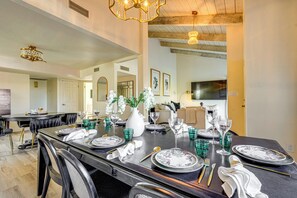 Interior - Steps to Golf & Greenbelt! Elegant Scottsdale Unit (Scottsdale)