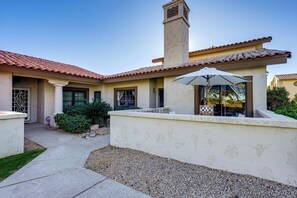 Interior - Steps to Golf & Greenbelt! Elegant Scottsdale Unit (Scottsdale)