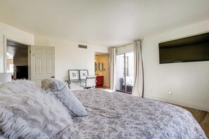 Interior - Steps to Golf & Greenbelt! Elegant Scottsdale Unit (Scottsdale)