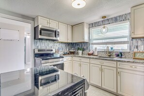 House (3 Bedrooms) | Interior - 6 Mi to Hudson Beach! Pet-friendly Retreat w/ Yard (Port Richey)