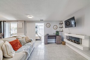House (3 Bedrooms) | Interior - 6 Mi to Hudson Beach! Pet-friendly Retreat w/ Yard (Port Richey)
