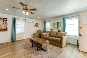 Interior - Private Hilltop Getaway w/ Patio: Dogs Welcome! (Vista)