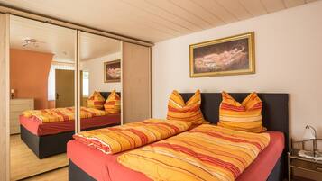 2 Schlafzimmer, BĂŒgeleisen/BĂŒgelbrett, WLAN, BettwĂ€sche