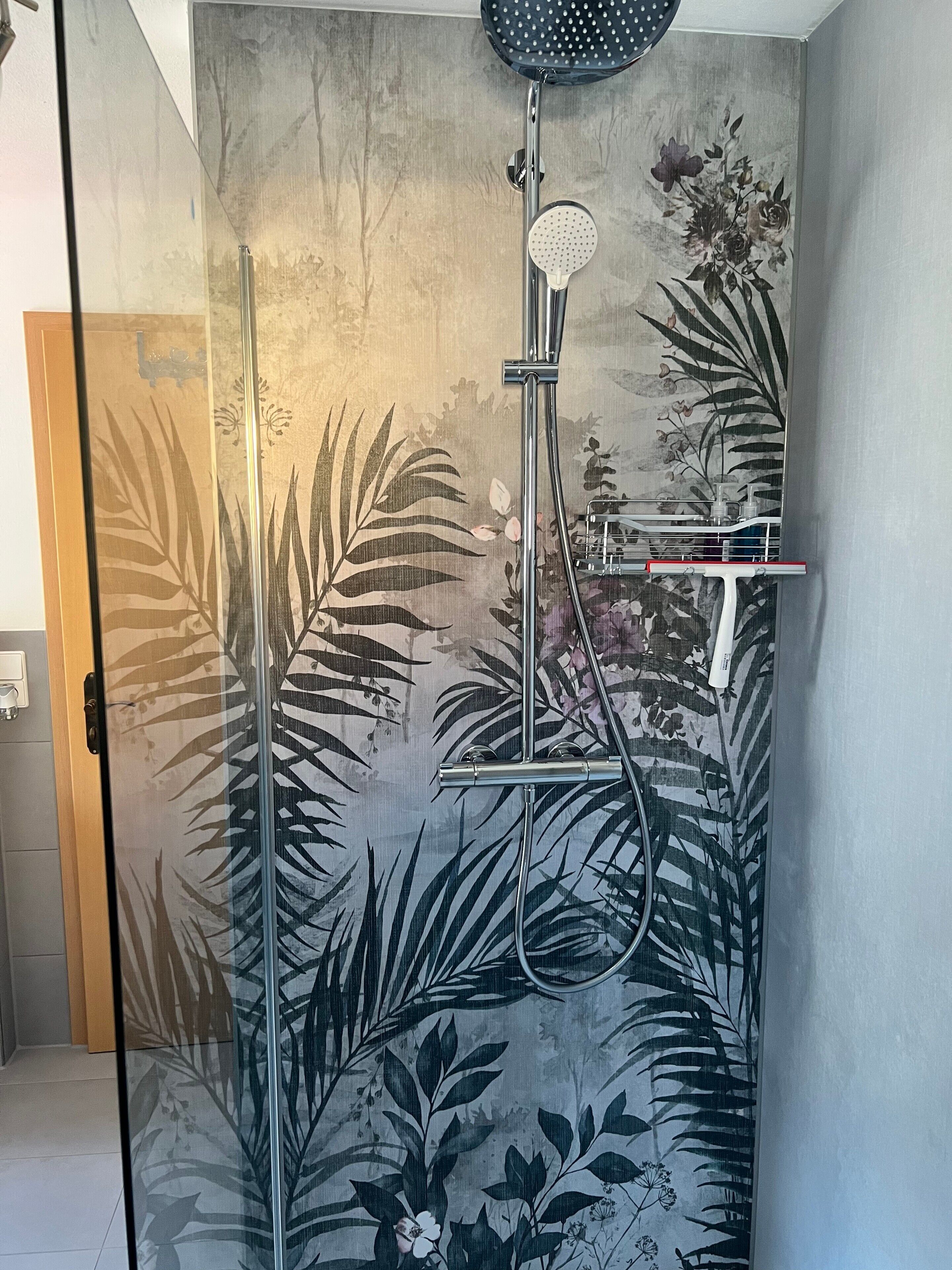 Dusche, Haartrockner, Handtücher