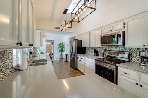 Heated Pool, Game Room: Family Home in Tempe!