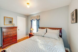 House (2 Bedrooms) | Interior - 5 Mi to Dtwn Rockford: Pet-friendly Home w/ Yard! (Loves Park)