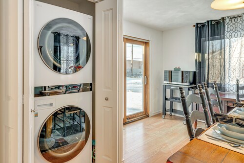 5 Mi to Dtwn Rockford: Pet-friendly Home w/ Yard!