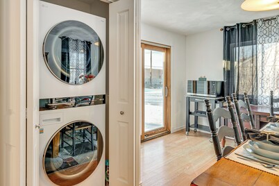 5 Mi to Dtwn Rockford: Pet-friendly Home w/ Yard!