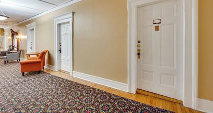 On Historic Main Street: Walkable & Quaint Apt!