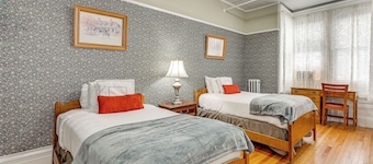 On Historic Main Street: Walkable & Quaint Apt!