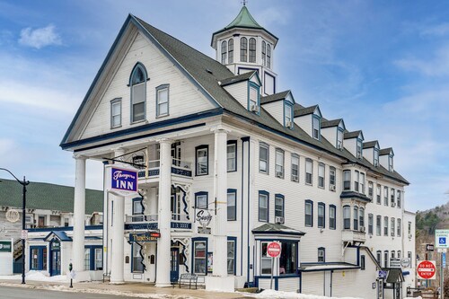On Historic Main Street: Walkable & Quaint Apt!