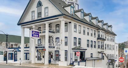 On Historic Main Street: Walkable & Quaint Apt!