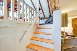 Interior - Hike, Fish & Ski: Riverside Barn Loft in Lee (South Lee)